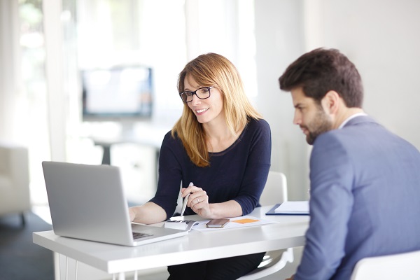 digitale Baufinanzierung Zwei Personen am Laptop