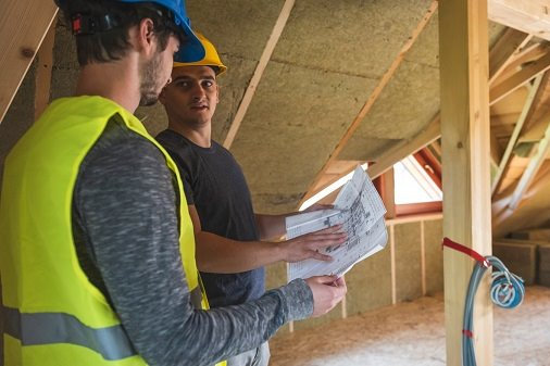 Modernisierungsberatung vor Ort Arbeiter auf der Baustelle