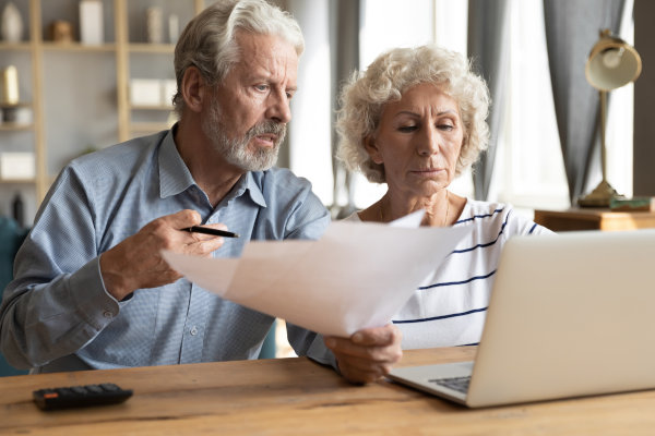 Immobilienverrentung Senioren am Laptop