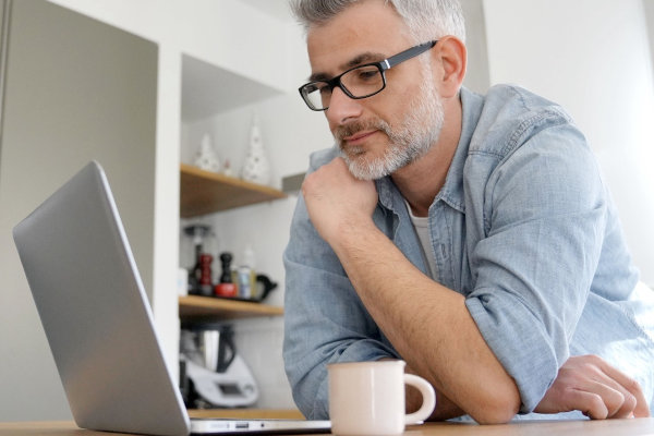 Grundsteuererklärung Herr am Laptop