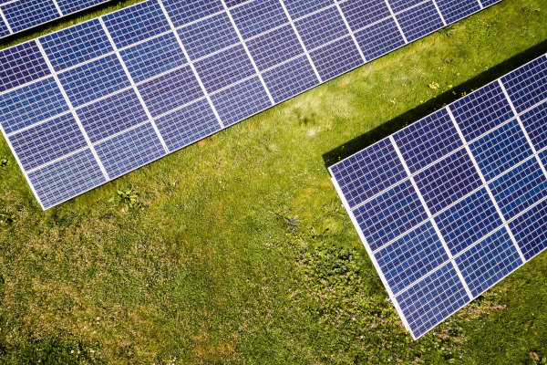 GENO Solar Photovoltaik auf dem Rasen