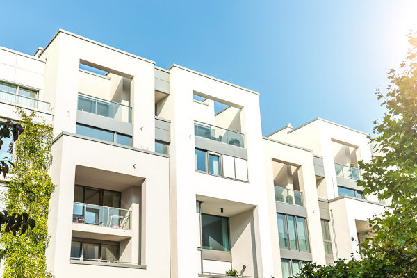 Immobilien-News Weißes modernes Mehrfamilienhaus
