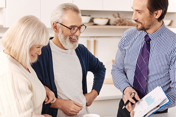 Immobilien verkaufen Personen im Gespräch