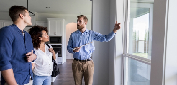 Kooperationsanfrage Eine jungen Paares bei der Wohnungsbesichtigung.