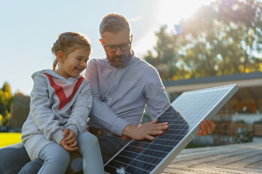 Modernisieren Vater erklärt Tochter über Solarpanele.