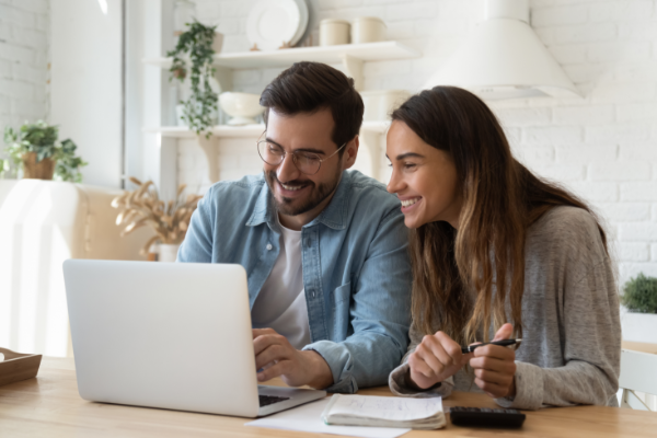 Baufinanzierung Junges Pärchen vor dem Laptop