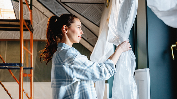 Brakle startbild  Happy real estate agent shaking hands with potential new home buyers.