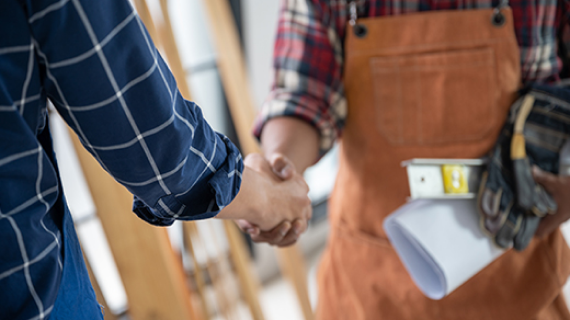 Ein glückliches Paar im neuen Zuhause.